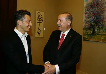 Almanlar Mesut Özil’e hakarete devam ediyor