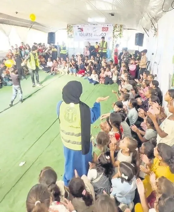 gamze-ozcelik-gazzede-minik-kalplere-dokundu-1763012263959.jpeg Kaynak: Sosyal medya