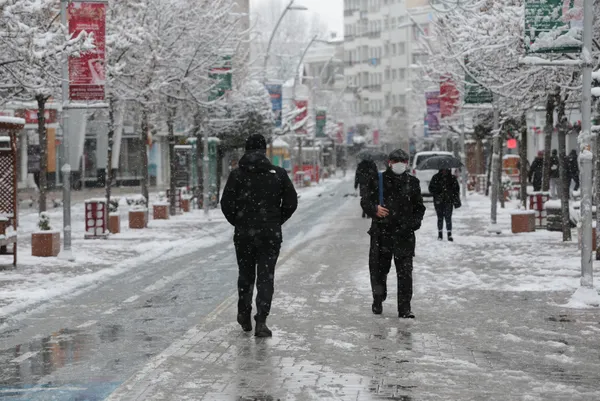Meteoroloji peş peşe uyarmıştı! Aybar kar fırtınası İstanbul'u beyaza bürüdü! | İstanbul'da kar yağışı ne kadar sürecek? İşte son dakika kar haberleri - 18