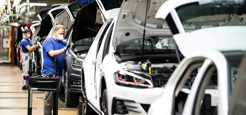 Son dakika: Volkswagen Wolfsburg'daki en büyük fabrikasında üretime yeniden başladı
