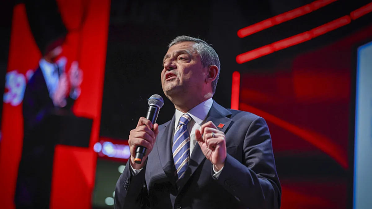 CHP’de büyük skandal: Yolsuzluk şüphelileri parti zirvesine taşındı!