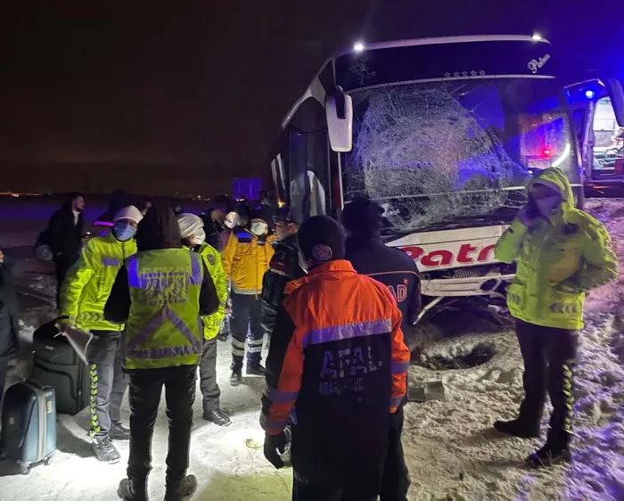 Son dakika: Aksaray’da yolcu otobüsü şarampole düştü: 4 yaralı - 1