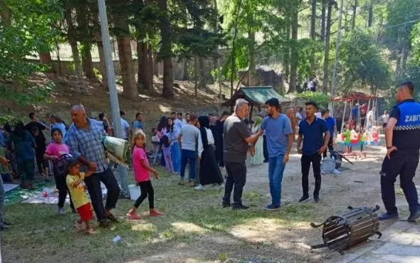 savas-degil-piknik-alani-sopalarla-birbirlerine-saldirdilar-yaralilar-var-1718650061198.jpg Savaş değil piknik alanı! Sopalarla birbirlerine saldırdılar: Yaralılar var - 2