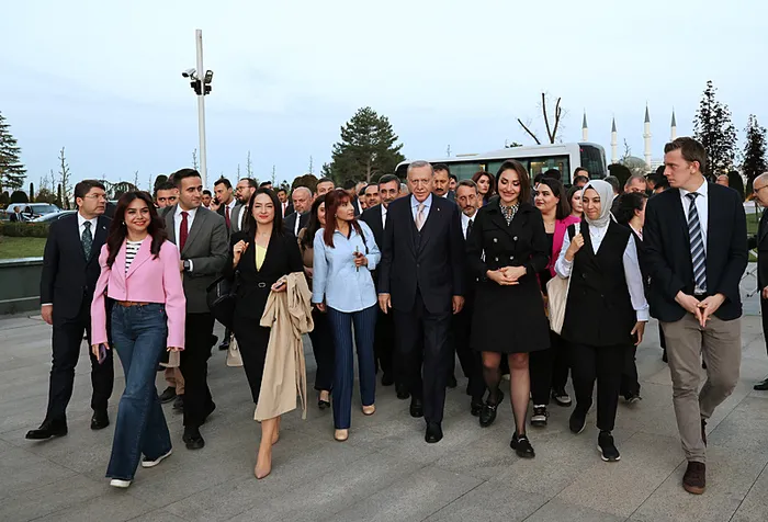 baskan-erdogandan-ogretmen-atamasi-mujdesi-yakinda-alim-yapacagiz-ozgur-ozelin-randevu-talebine-yanit-kapimiz-1713298092047.jpg