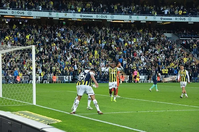 Fenerbahçe evinde çok farklı! Sarı lacivertliler yarışa devam dedi