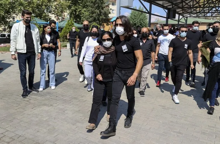 Koray Avcı’dan babasına acı veda! Tabutun başından ayrılamadı