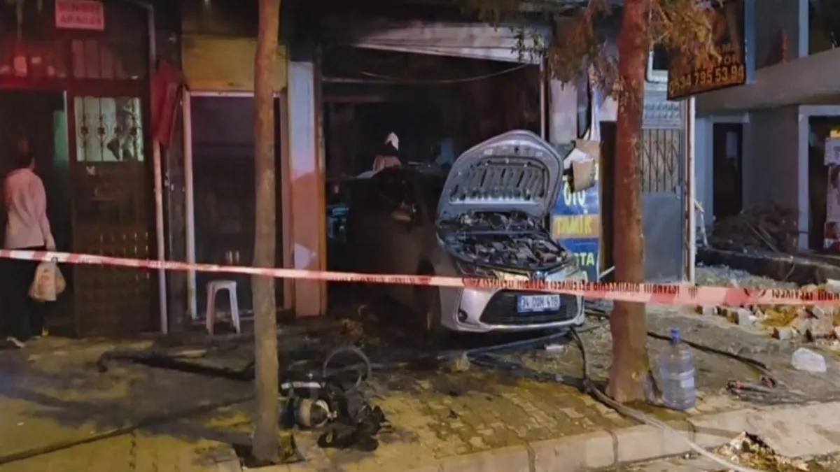 Bahçelievler'de oto tamirhanesinde korkunç patlama! Bina tahliye edildi: 2 araç küle döndü