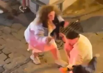 ABD'li turist Taksim'de ortalığı birbirine kattı! Önüne çıkan erkeğe saldırdı