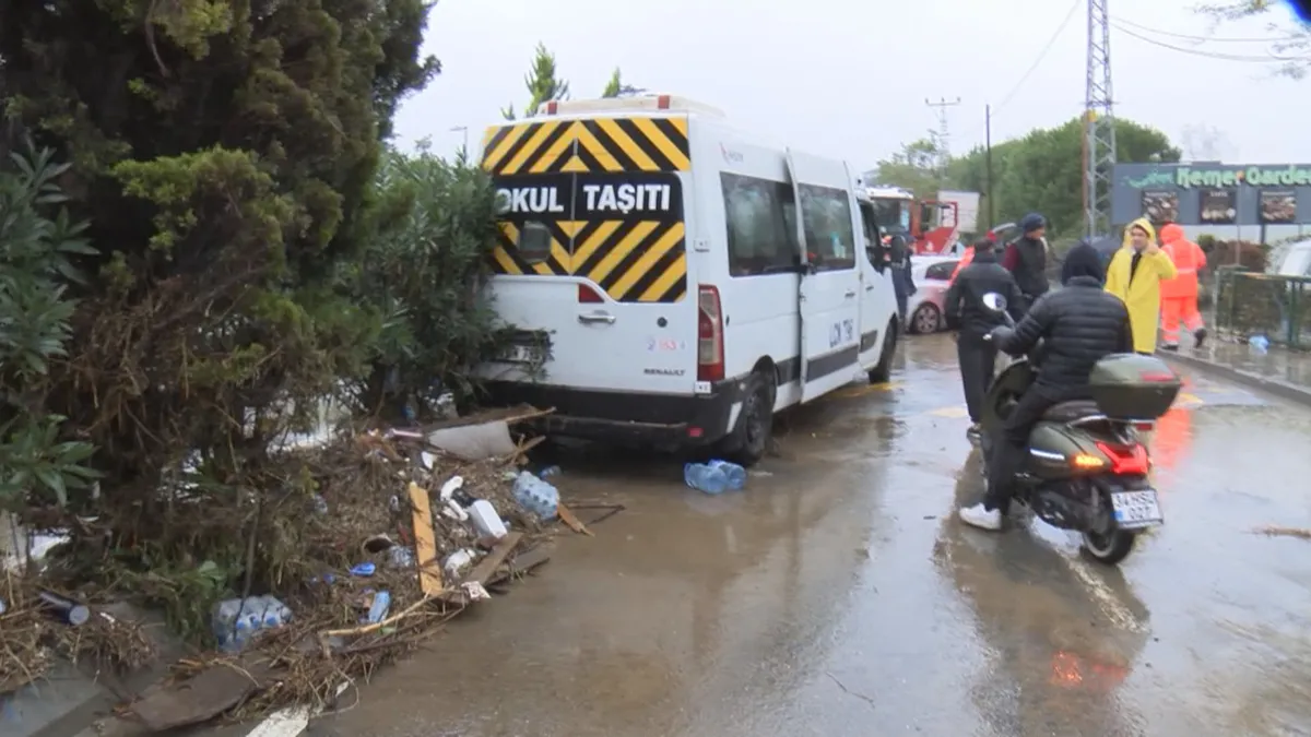 istanbulda-siddetli-yagis-ve-firtina-sonrasi-okullar-16-ekim-2026-cuma-gunu-de-tatil-edildi-1792051970914.jpg İstanbul’da şiddetli yağış ve fırtına sonrası okullar 16 Ekim 2026 Cuma günü de tatil edildi - 4
