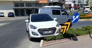 Kavşak sisteminde otomobiller çarpıştı