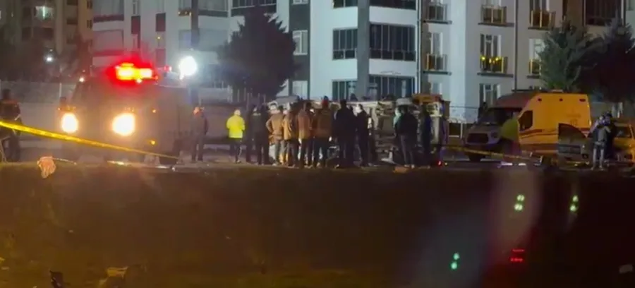 1773606980403.jpg Polatlı’da can pazarı! Otomobil ve minibüs çarpıştı: 2 ölü - 3