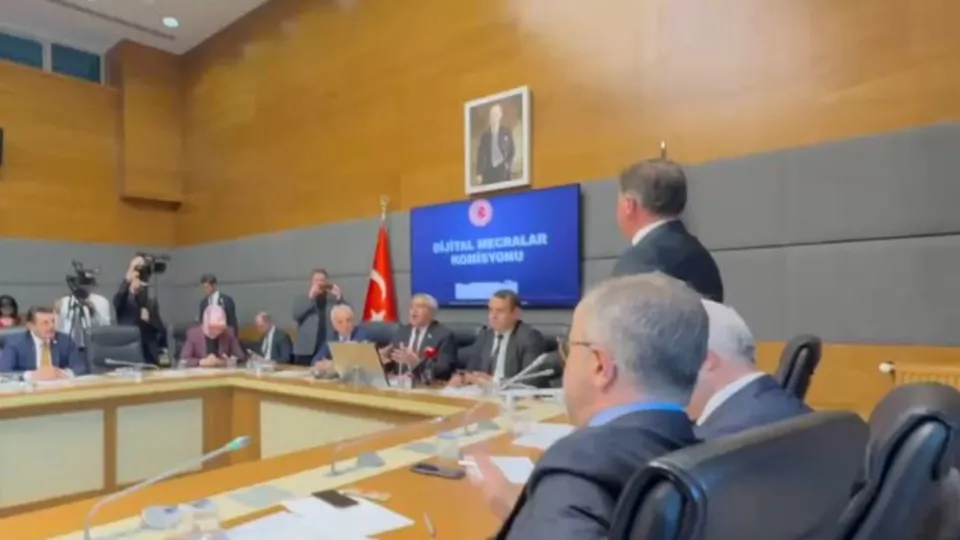 CHP’den dijital komisyonda korsan eylem!