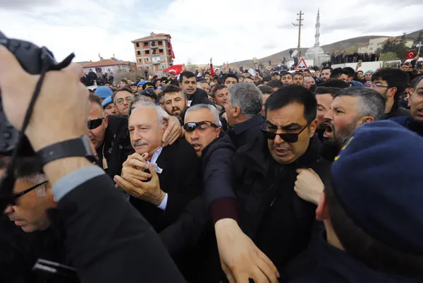 Kemal Kılıçdaroğlu’na şehit cenazesinde saldırı