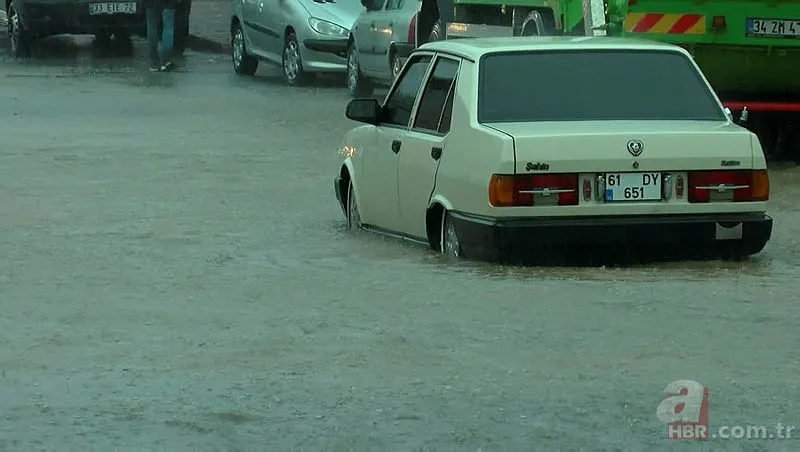 İstanbul'u sağanak vurdu! Yollar göle döndü, araçlar sulara gömüldü | Eminönü'nde dükkanları su bastı | Beykoz'da istinat duvarı çöktü 17