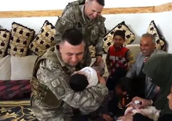 Mehmetçikten minik Pınar'a ziyaret