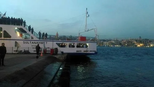 Eminönü’nde otomobil denize uçtu