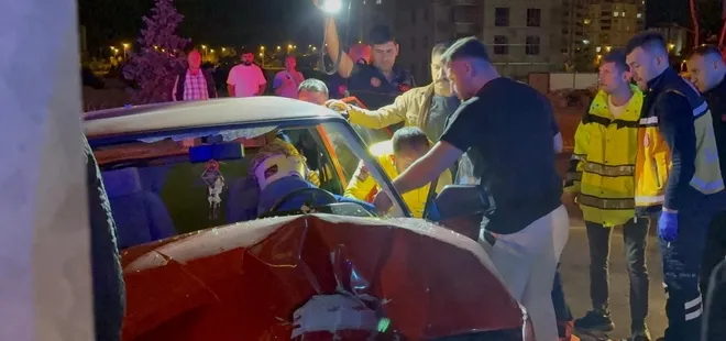 Direksiyon hakimiyetini kaybeden sürücü aydınlatma direğine çarptı! 3 kişi yaralandı