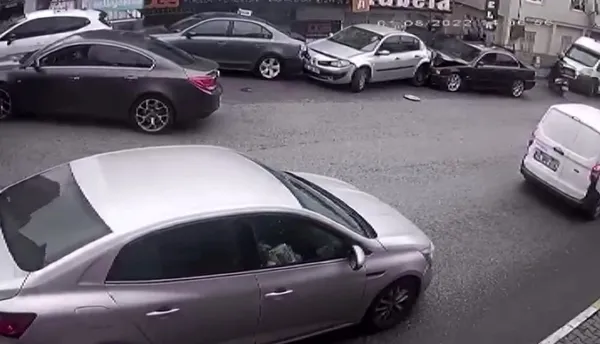 umraniyede-asiri-hiz-felaketi-getirdi-park-halindeki-araclarla-zincirleme-kaza-yapti-o-anlar-kamerada-1641717887302.jpg