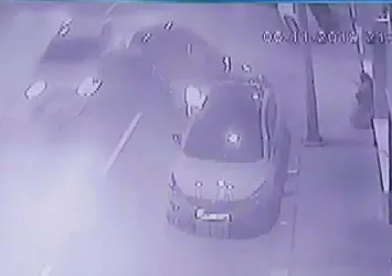 Direksiyon hakimiyetini kaybeden sürücü, 3 araca çarparak durabildi