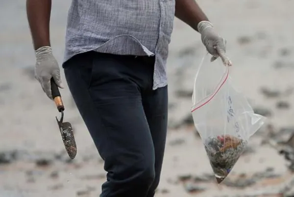 Dünya basını servis edilen bu fotoğrafları konuşuyor! Köylüler toplamak için sıraya girdi - 7