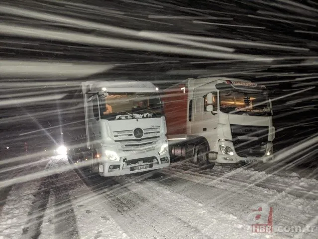 Kış erken geldi! Tipi şeklinde aniden bastıran kar yolları kapattı | 2 il arası yol trafiğe kapandı