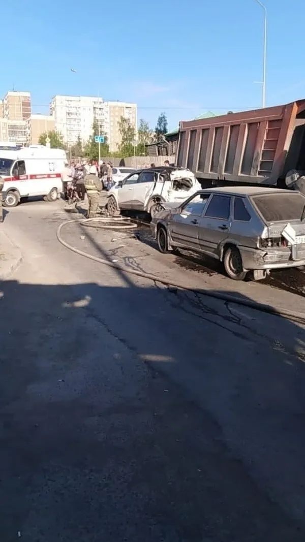 Son dakika: Korkunç anlar kamerada! Freni boşalan kamyon 8 aracı ezdi - 3