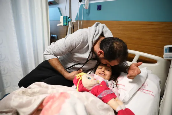 Enkazdan 101 saat sonra çıkarıldı! Baba ve kızının mucize kurtuluşu görenleri duygulandırdı - 4