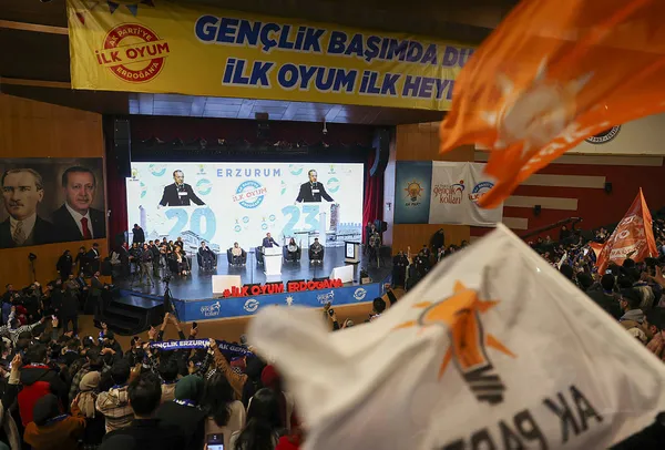 Başkan Recep Tayyip Erdoğan Erzurum’da gençlerle buluştu: 6’lı masa naylon yapıda