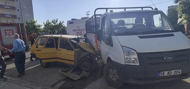 Siirt'te otomobil kamyonun altına girdi! Sürücüyü itfaiye çıkardı