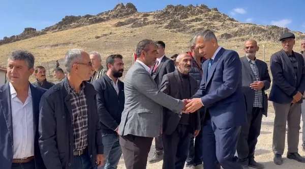 baskan-erdogan-sehit-polis-cihat-ermisin-babasi-ile-telefonda-gorustu-ve-bassagligi-diledi-1696944580548.jpg Başkan Erdoğan şehit polis Cihat Ermiş’in babası ile telefonda görüştü - 3