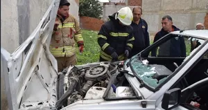 Manisa’da otomobil duvara çarptı: 2 yaralı