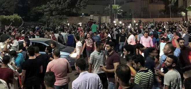 Darbeci Sisi Tahrir Meydanı’nı kapattı