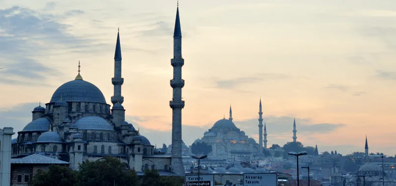 Sahurda ezan okunurken yemek yemek ve su içmek orucu bozar mı?