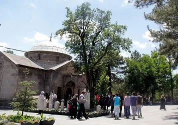 Mevlana'nın hocası Tirmizi'nin türbesine ramazanda yoğun ilgi