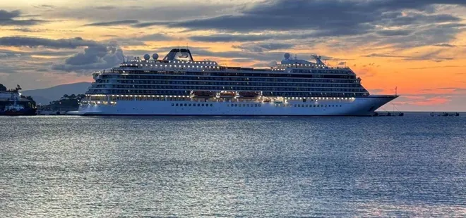 Lüks yolcu gemisi Kuşadası'na demir attı