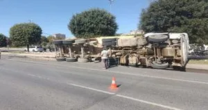 Pendik’te hafriyat kamyonu devrildi