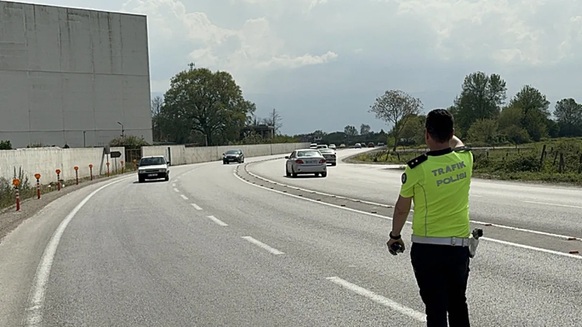 Düzce'de selektörle radar uyarısı yapan sürücülere 45 bin 540 lira ceza kesildi