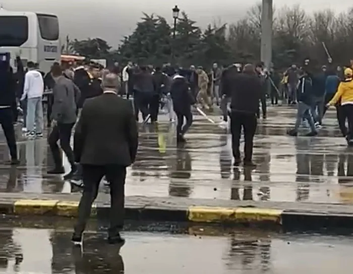 ankaragucunun-iki-taraftar-grubu-birbirine-girdi-satirli-bicakli-kavga-1i-agir-7-yarali-1739814980623.jpg Fotoğraf: İHA