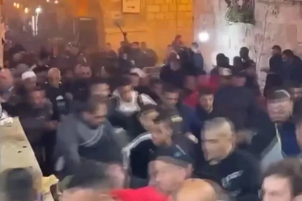İsrail polisi, sabah namazı için Mescid-i Aksa’ya giden gruba müdahale etti!