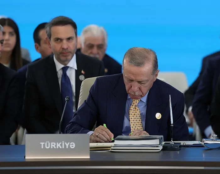 baskan-erdogan-azerbaycandaki-turk-devletleri-teskilati-12-zirvesinde-imzalar-atildi-1759838887490.jpeg Başkan Erdoğan bildiriye imza attı (AA)