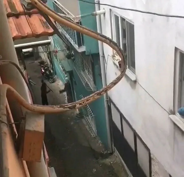 Bursa'da çaydanlıkla polise saldıran kadın serbest kalınca mahalle sakinlerine sopayla saldırdı - 5