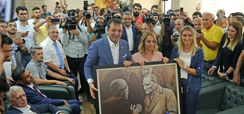 Ekrem İmamoğlu HDPKK'lı belediye başkanına Atatürk portresi hediye etti!