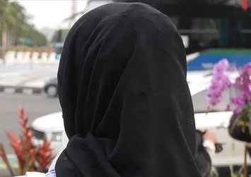 Parmakla gösterip hakaret ediyorlar! Avrupa'da sokakta ayrımcılık