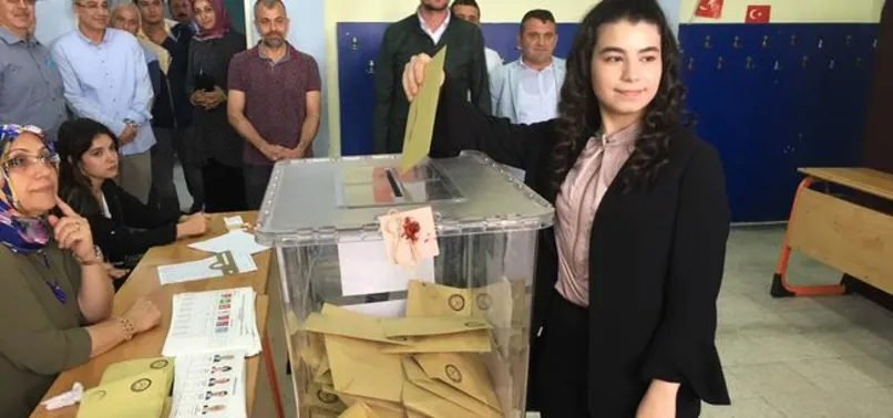 AK Parti'nin en genç adayı oyunu kullandı
