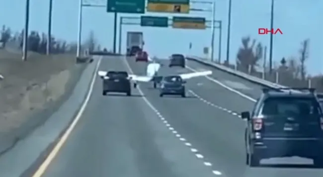 İnanılmaz anlar kamerada! Kanada’da eğitim uçağı otoyola indi