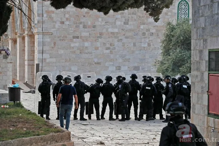 İsrail polisinden Mescid-i Aksa’ya baskın! Kauçuk kaplı mermi ve ses bombası kullandılar
