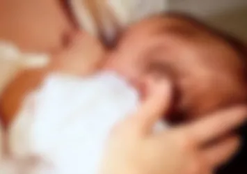 2 aylık bebek annesi emzirirken öldü