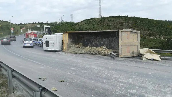 Başakşehir'de hafriyat kamyonu devrildi! Trafik durma noktasına geldi - 1