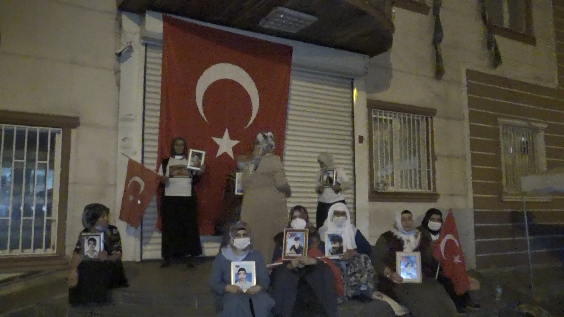 Evlat nöbetindeki ailelerden HDP'yi çıldırtan mesaj: "Biz kaleyi yıktık Türk bayrağını astık"