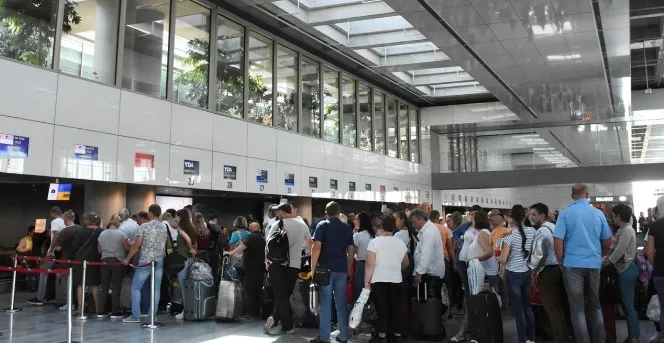 Mağdur olan İngiliz turistler ülkesine dönerken Sözcü yine bir skandala imza attı